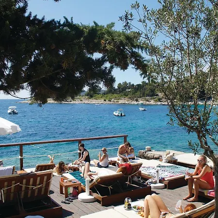 아파트 Awesome In Hvar With Swimming Pool